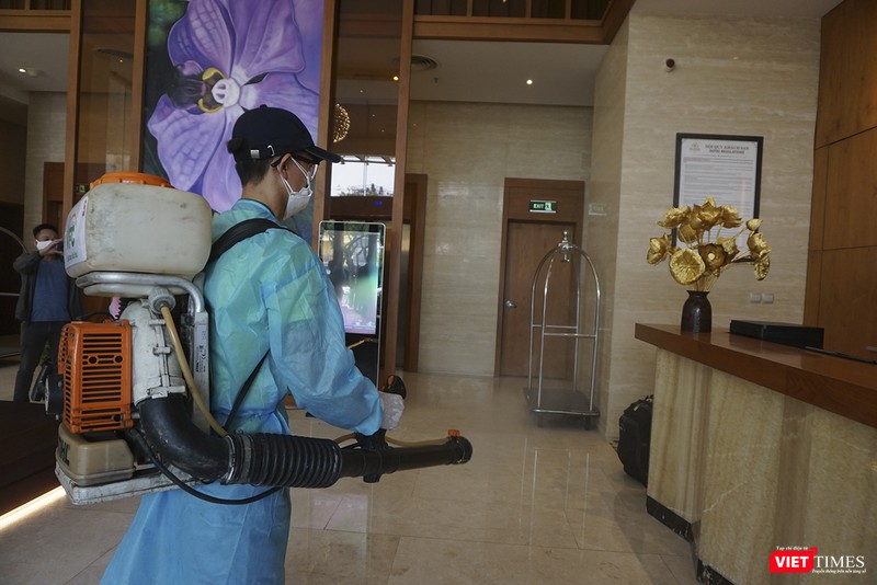 Ngay sau đó, khách sạn được phun khử trùng và vệ sinh để chuẩn bị hoạt động trở lại