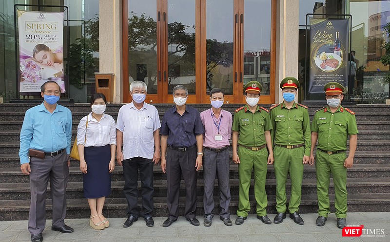 Các lực lượng chức năng làm nhiệm vụ chụp ảnh lưu niệm