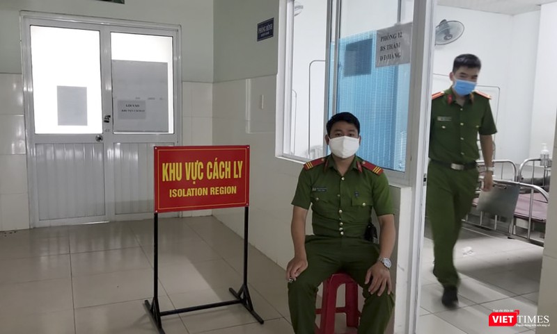 Lực lượng công an giám sát khi vực 24/24 phía trước khu vực cách ly