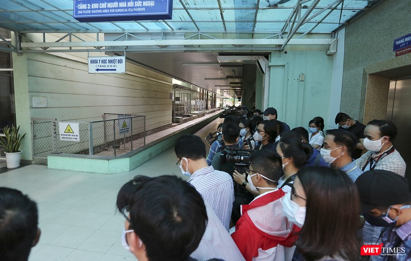 Từ rất sớm, phóng viên báo chí đã có mặt tại khu vực Kho Y học Nhiệt đới (Bệnh viện Đà Nẵng) để ghi nhận ca bệnh đầu tiên được điều trị tại đây ra viện