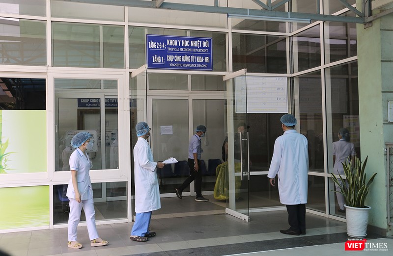 Bệnh nhân người Anh bất ngờ quay lại vào trong khi chứng khiến khá đông phóng viên báo chí có mặt đưa tin