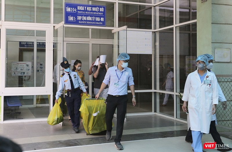 Đúng 11h trưa ngày 27/3, 3 bệnh nhân mắc COVID-19 đang điều trị tại Bệnh viện Đà Nẵng rời Khoa Y học Nhiệt đới - Bệnh viện Đà Nẵng để chuyển cách ly