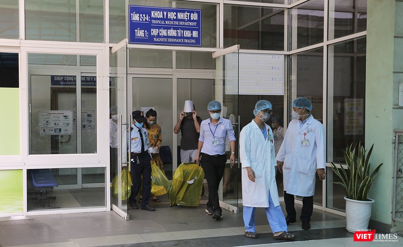 Đúng 11h, các bệnh nhân xuất hiện