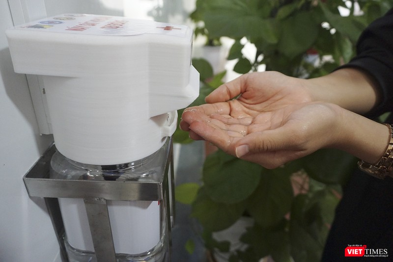 Máy hoạt động hoàn toàn tự động và không cần chạm vào máy