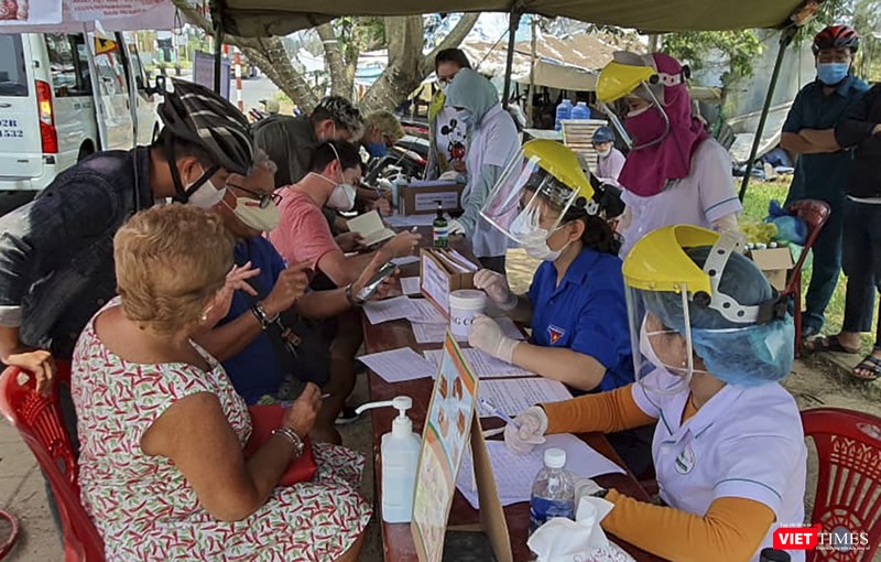 Du khách khai báo y tế tại trạm kiểm soát dịch bệnh COVID-19 trên cửa ngõ dẫn vào TP Đà Nẵng