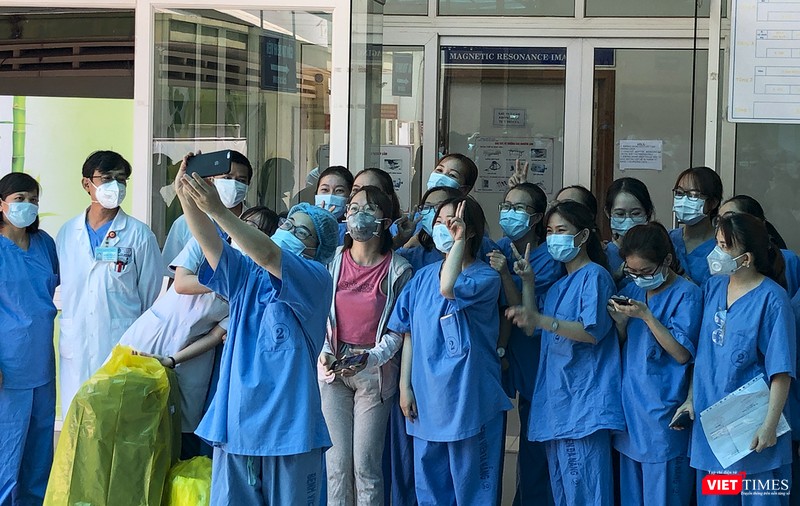 Đội ngũ y bác sĩ chụp ảnh lưu niệm cùng bệnh nhân
