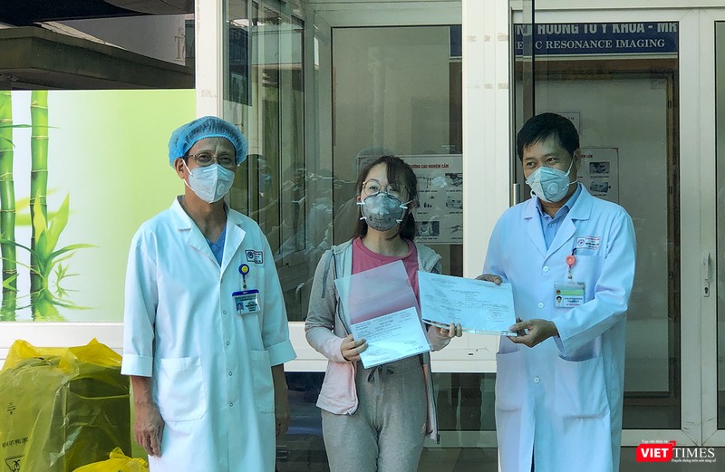 Đúng 11h, bệnh nhân được trao giấy chứng nhận y tế và di chuyển ra xe