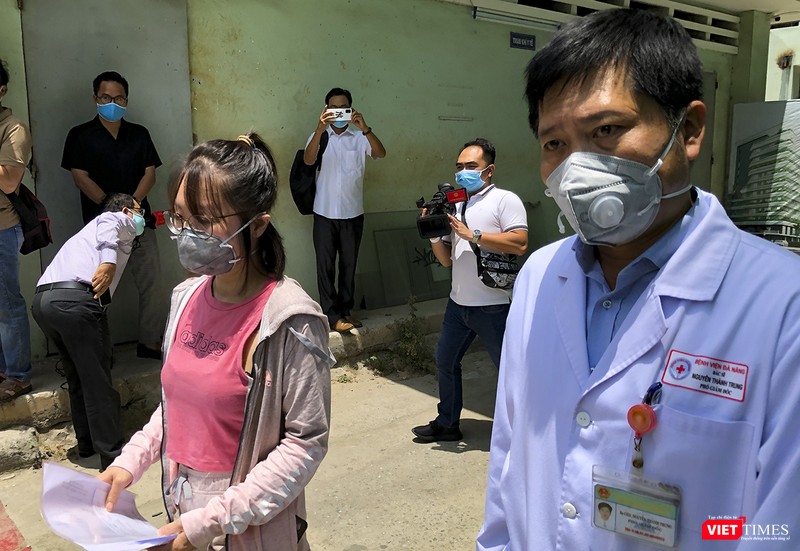 Bệnh nhân được đích thân bác sĩ Nguyễn Thành Trung - Phó Giá́m đốc Bệnh viện Đà Nẵng tiễn ra xe