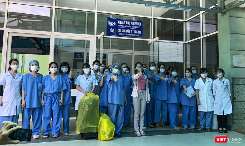 Bệnh nhân mắc COVID-19 thứ 135 chụp ảnh lưu niệm với đội ngũ y bác sỹ điều trị