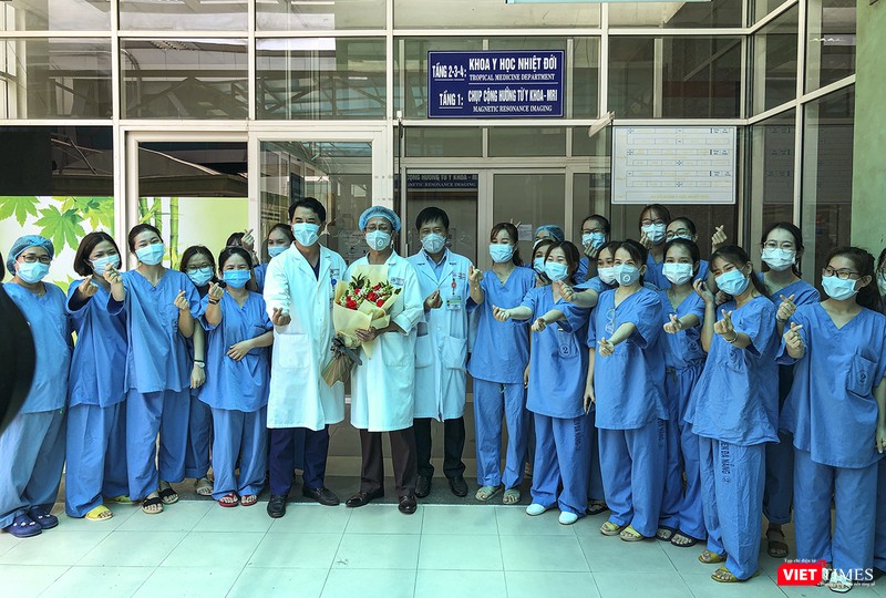 Bác sĩ T.S.Lê Đức Nhân - Giám đốc Bệnh viện Đà Nẵng tặng hoa cho đội ngũ y bác sỹ Khoa Y học Nhệt đới Bệnh viện