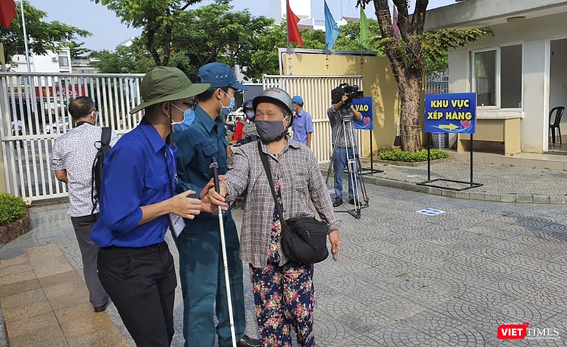 Những người khiếm thị được hướng dẫn tận tình