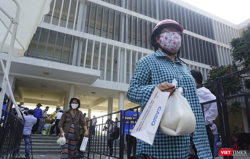 Bên cạnh 2kg, người dân còn được nhận những phần quà