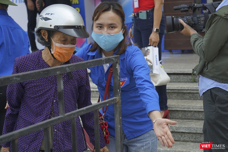 Người già được tình nguyện viên hướng dẫn