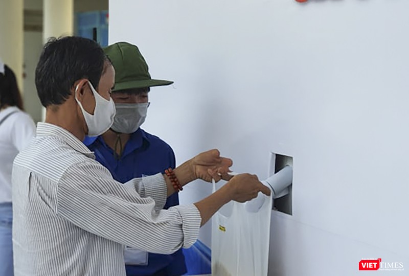 Người dân nhận gạo từ ATM gạo