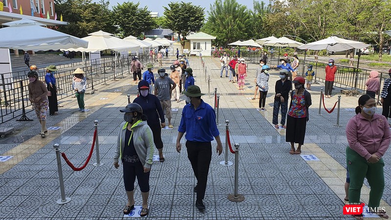 Người dân trật tự xếp hàng từ sớm