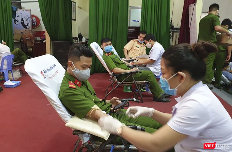 Cũng sáng cùng ngày, lực lượng Công an TP Đà Nẵng tổ chức hiến máu nhân đạo cứu người