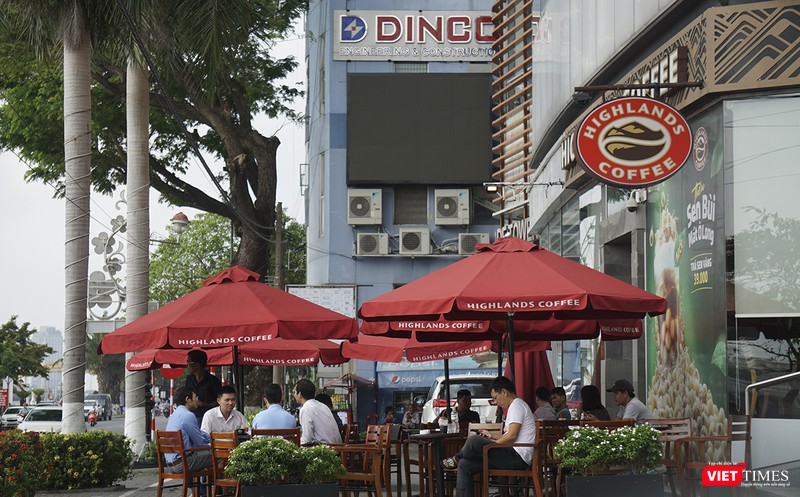 Quán cà phê đã mở cửa đón khách trở lại