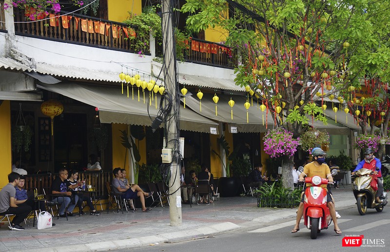 Một quán cà phê vỉa hè trong sáng 23/4