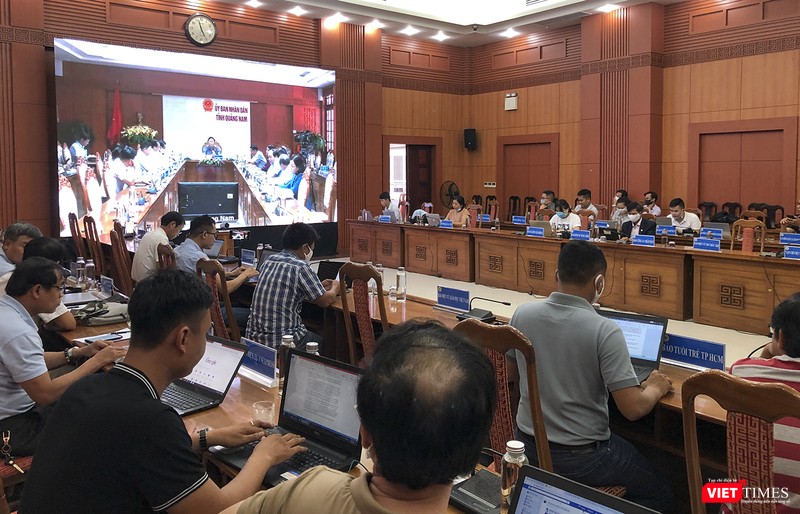 Báo chí theo dõi cuộc họp qua truyền trình trực tuyến Báo chí theo dõi cuộc họp qua truyền trình trực tuyến