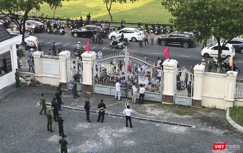 Phía bên ngoài trụ sở TAND Cấp cao tại Đà Nẵng, số khách hàng mua đất nền tại dự án đứng đông kín cổng