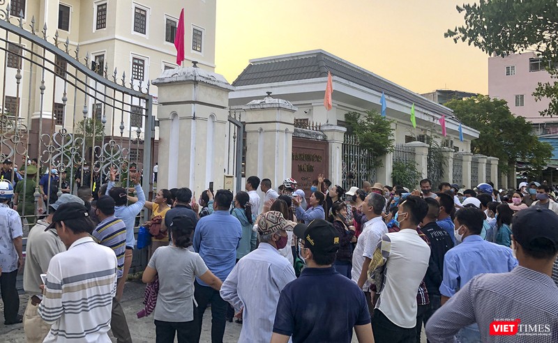 Khách hàng mua đất nền do Công ty CP Bách Đạt An làm chủ đầu tư và nhà môi giới Công ty CP Đầu tư Hoàng Nhất Nam tập trung trước cổng Tòa án cấp cao tại TP Đà Nẵng ngóng tin từ phiên xét xử