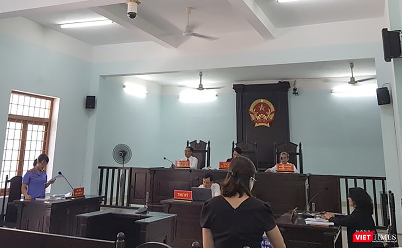 Quang cảnh phiên tòa