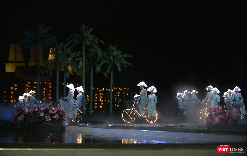 Màn thực cảnh do các diễn viên nhà hát Ký ức Hội An thực hiện Màn thực cảnh do các diễn viên nhà hát Ký ức Hội An thực hiện