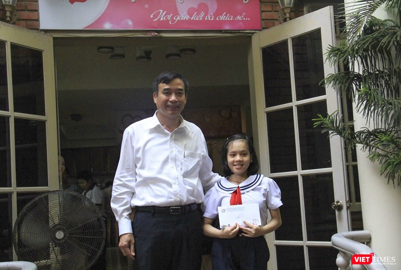 Ông Lê Trung Chinh - Phó Chủ tịch UBND TP Đà Nẵng trao học bổng của chương trình cho học sinh hiếu học. Ông Lê Trung Chinh - Phó Chủ tịch UBND TP Đà Nẵng trao học bổng của chương trình cho học sinh hiếu học.