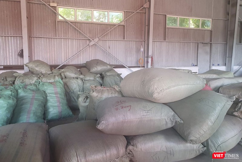 Những bao thảo dược được niêm phong tại kho để kiểm tra