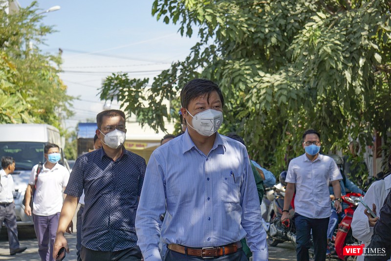 PGS.TS Trần Như Dương - Phó viện trưởng Viện vệ sinh dịch tễ TW trong chuyến kiểm tra hiện trường khu dân cư nơi bệnh nhân mắc COVID-19 mới ở Đà Nẵng