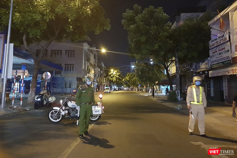 Lực lượng CSGT làm nhiệm vụ phong tỏa các tuyến đường để đoàn xe phun hóa chất làm nhiệm vụ