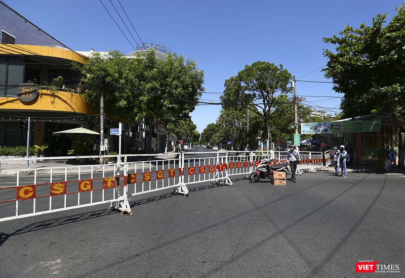 Tuyến đường Quang Trung - Nguyễn Thị Minh Khai (Đà Nẵng) trong ngày đầu áp dụng lệnh phong tỏa, cách ly