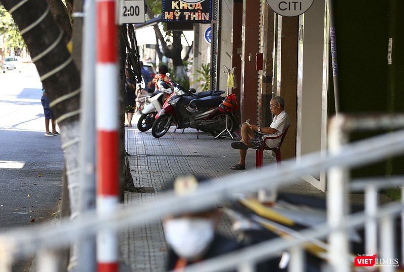 Cuộc sống của người dân bên trong rào chắn diễn ra rất...chậm