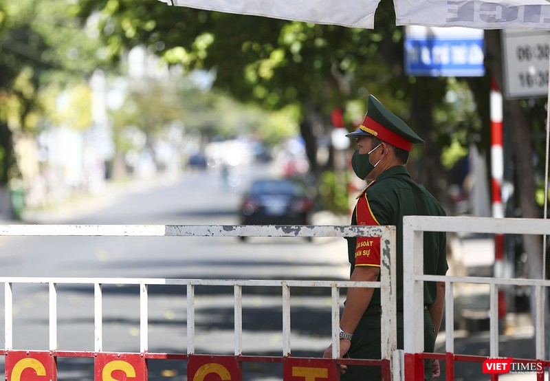 Một sĩ quan quân đội tại chốt đường Hải Phòng - Nguyễn Thị Minh Khai