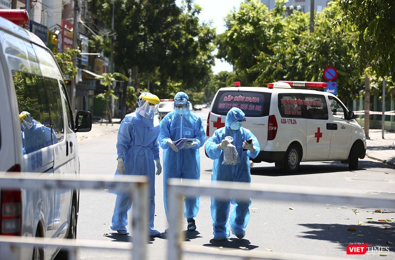 Lực lượng y tế giám sát dịch bệnh tại khu vực phong tỏa ở Đà Nẵng Lực lượng y tế giám sát dịch bệnh tại khu vực phong tỏa ở Đà Nẵng