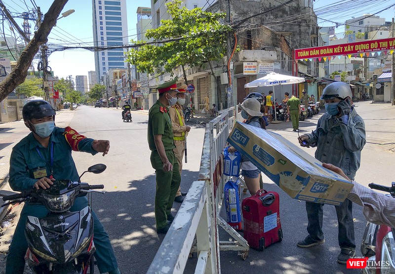 Hàng từ bên ngoài được tiếp tế vào bên trong