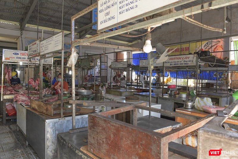 Bên trong chọ rất ít tiểu thương mở lại sap bán