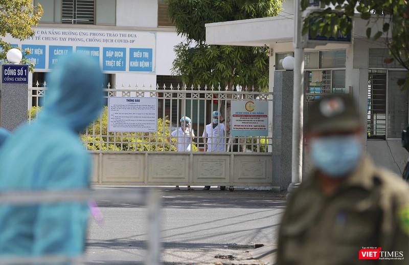 Phía bên kia cánh cổng...