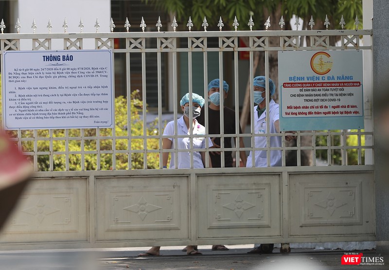 Ở bên kia cánh cổng