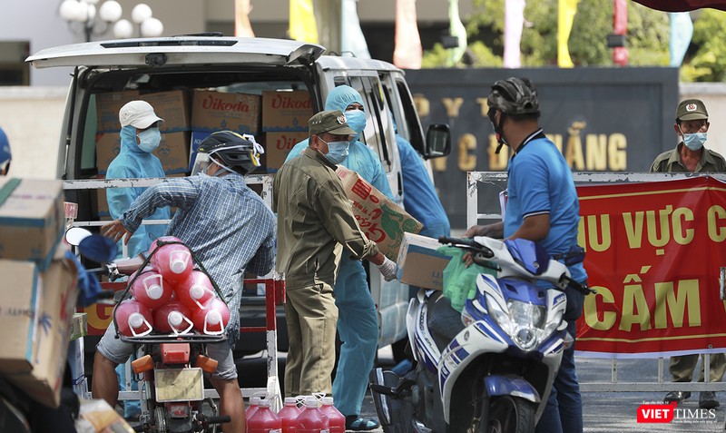 Người dân Đà Nẵng vận chuyển, tiếp tế nhu yếu phẩm cho các bác sĩ bên trong khu cách ly dịch COVID-19 Người dân Đà Nẵng vận chuyển, tiếp tế nhu yếu phẩm cho các bác sĩ bên trong khu cách ly dịch COVID-19