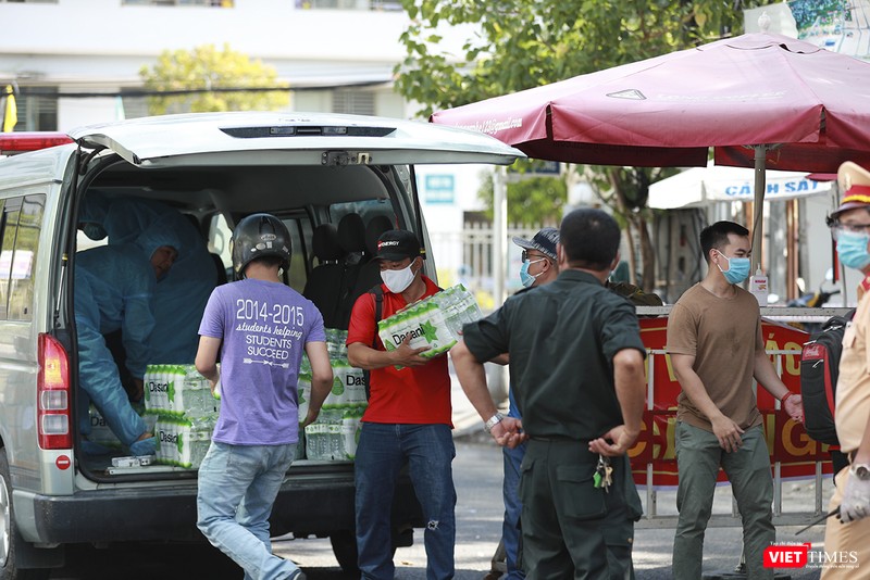 Các tình nguyện viên nhanh chóng xếp dỡ hàng hóa lên xe