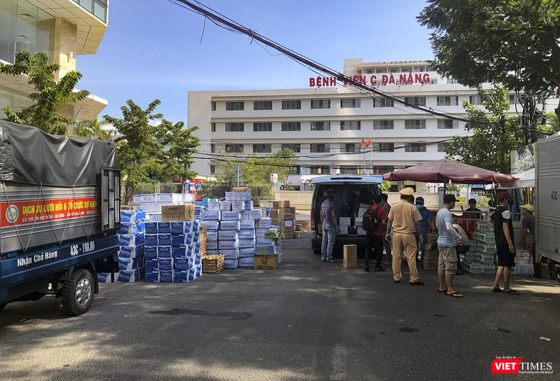 Từ 0h đêm nay, TP.HCM dừng hoạt động quán bar, tụ tập đông người ảnh 5 Ảnh: Tình người Đà Nẵng qua những chuyến hàng ủng hộ bác sĩ nơi tuyến đầu chống dịch