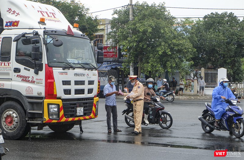 Lực lượng CSGT kiểm tra phương tiện và yêu cầu quay đầu trở lại