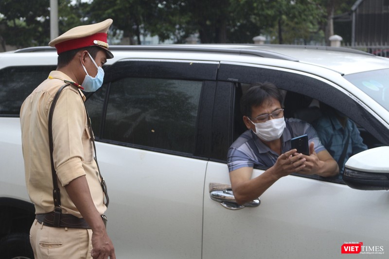 Lực lượng CSGT hướng dẫn người điều khiển phương tiện quay đầu xe