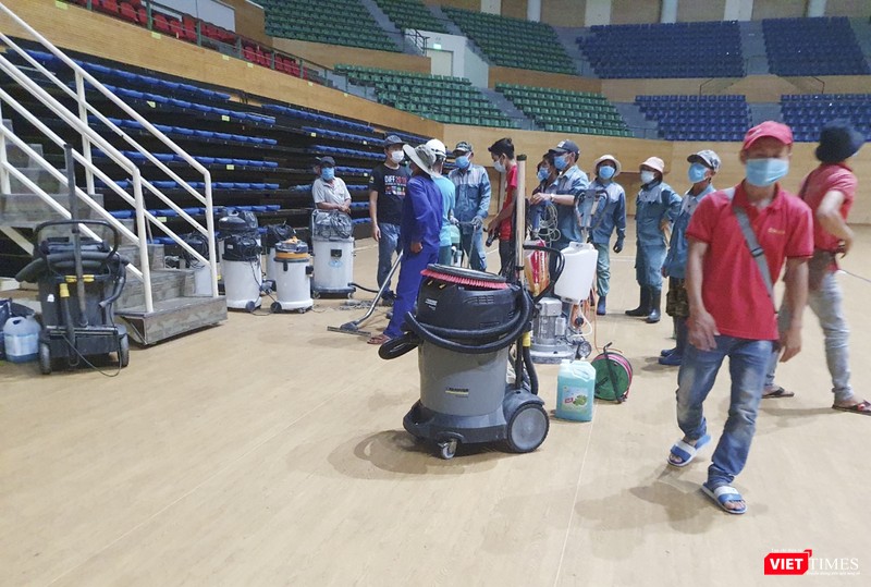 Phía trong sân, thiết bị vệ sinh được huy động