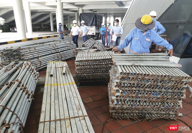 Công nhân chuẩn bị thiết bị lắp dựng