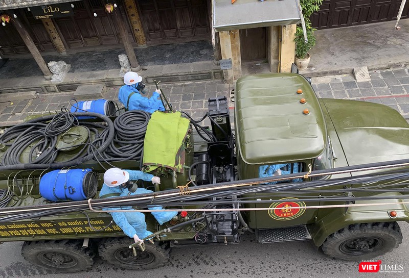 Thiết bị, xe máy di chuyển giữa các con phố cổ ở Hội An