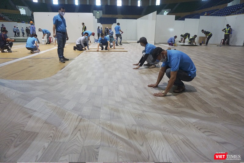 Sàn tiếp tục được trải và hoàn thiện Sàn tiếp tục được trải và hoàn thiện
