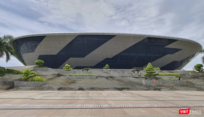 Cung thể thao Tiên Sơn nhìn từ bên ngoài Cung thể thao Tiên Sơn nhìn từ bên ngoài