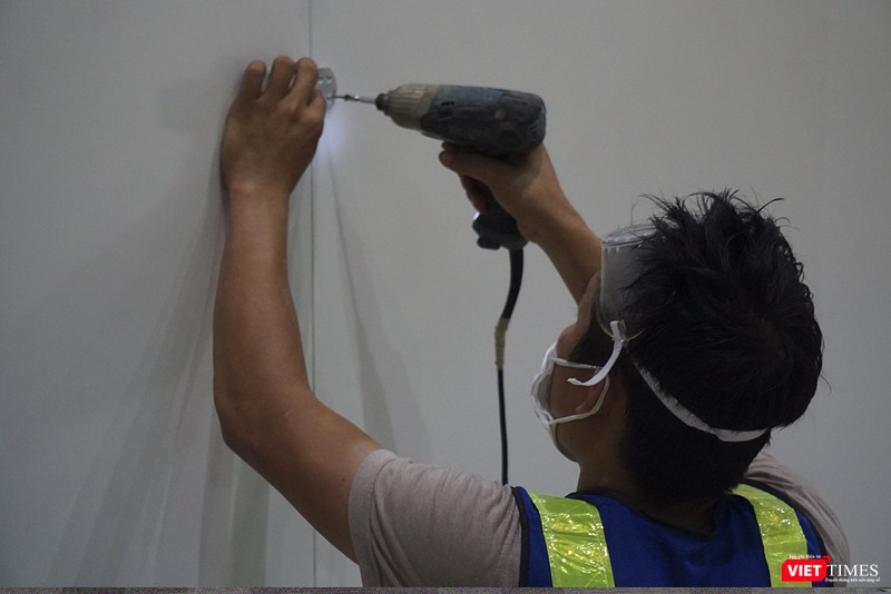 Công nhân miệt mài thi công Công nhân miệt mài thi công